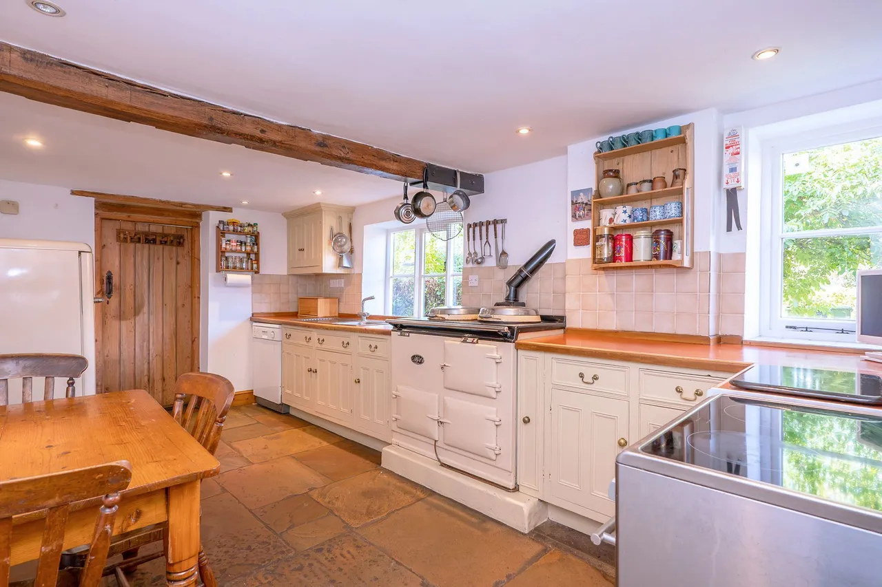 Period Home with a 1.2-Acre Plot, photo 4