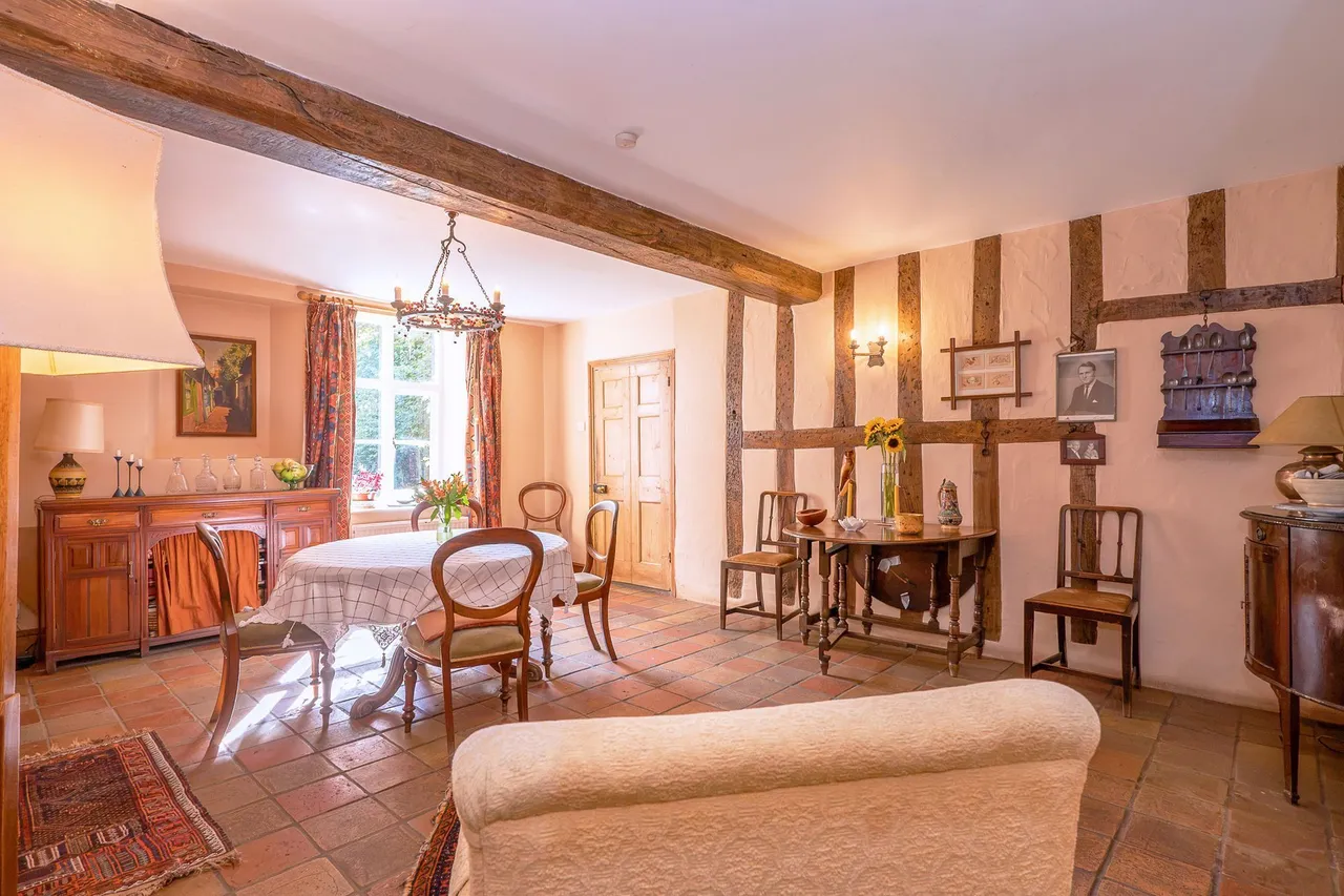 Period Home with a 1.2-Acre Plot, photo 9