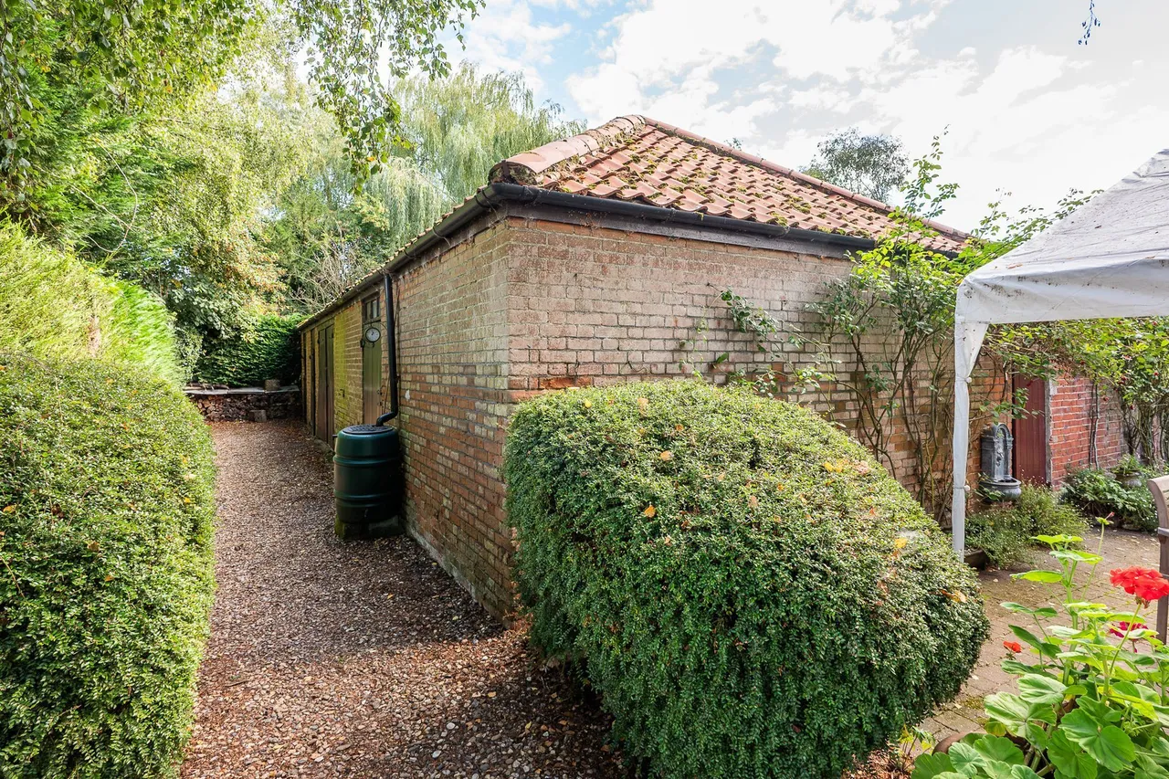 Period Home with a 1.2-Acre Plot, photo 27