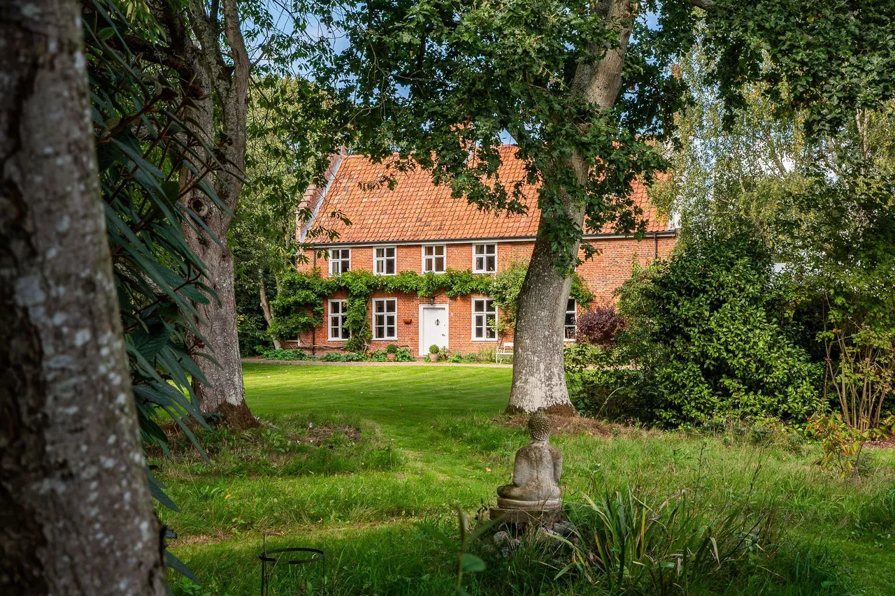 Period Home with a 1.2-Acre Plot, photo 24