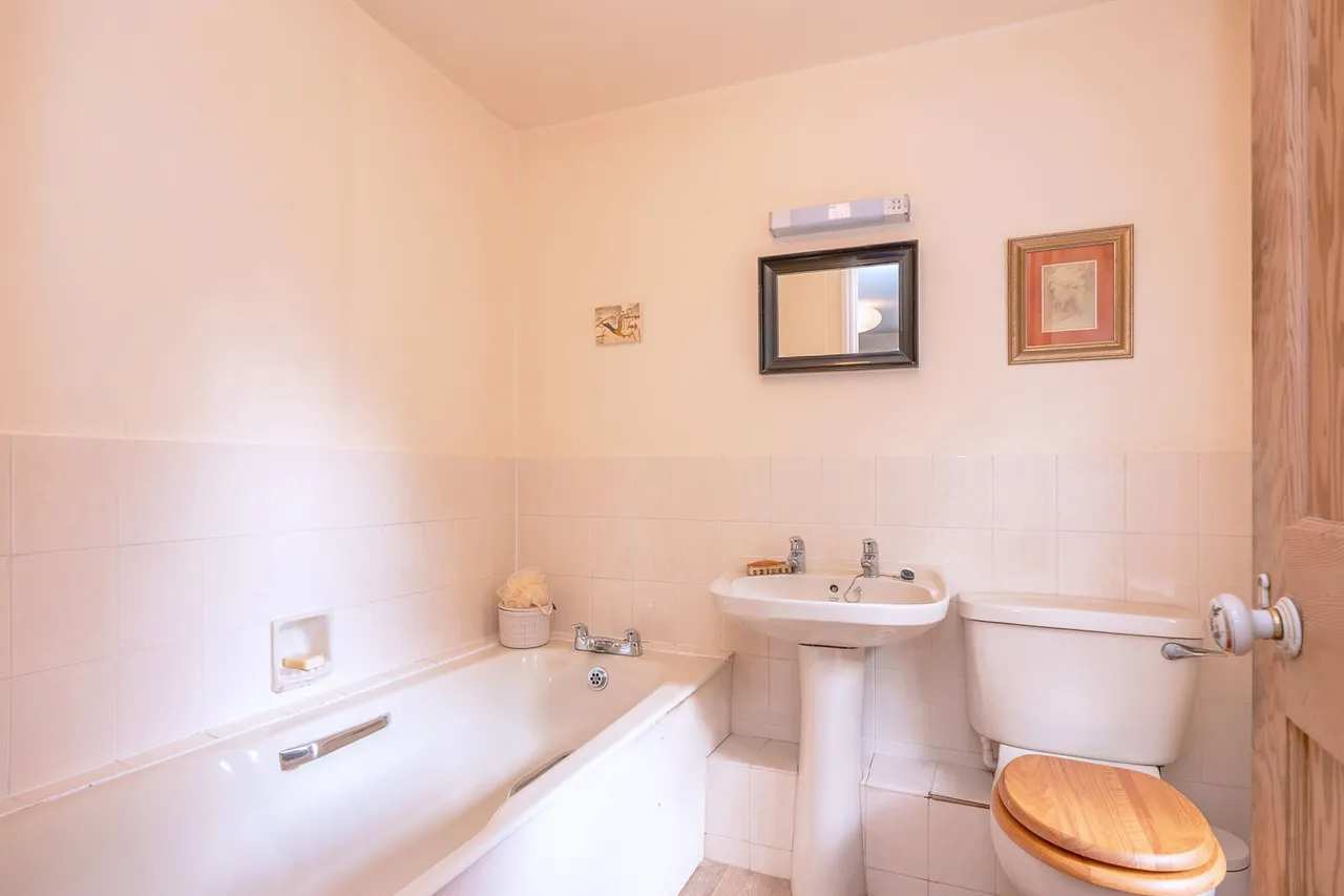 Period Home with a 1.2-Acre Plot, photo 17