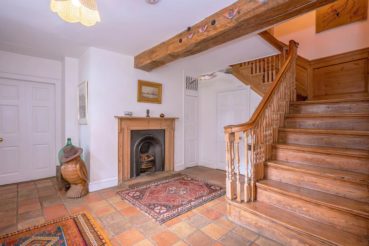 Period Home with a 1.2-Acre Plot, photo 6