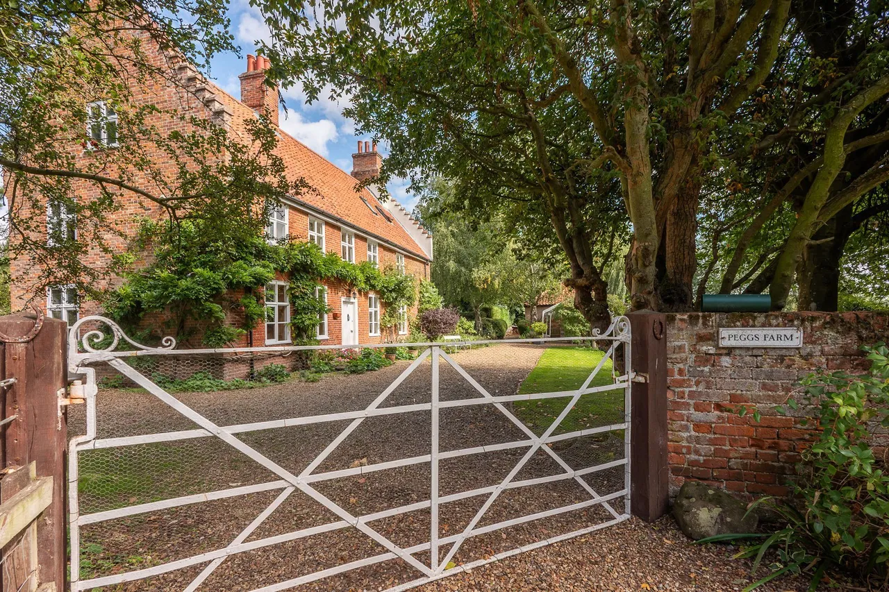 Period Home with a 1.2-Acre Plot, photo 22