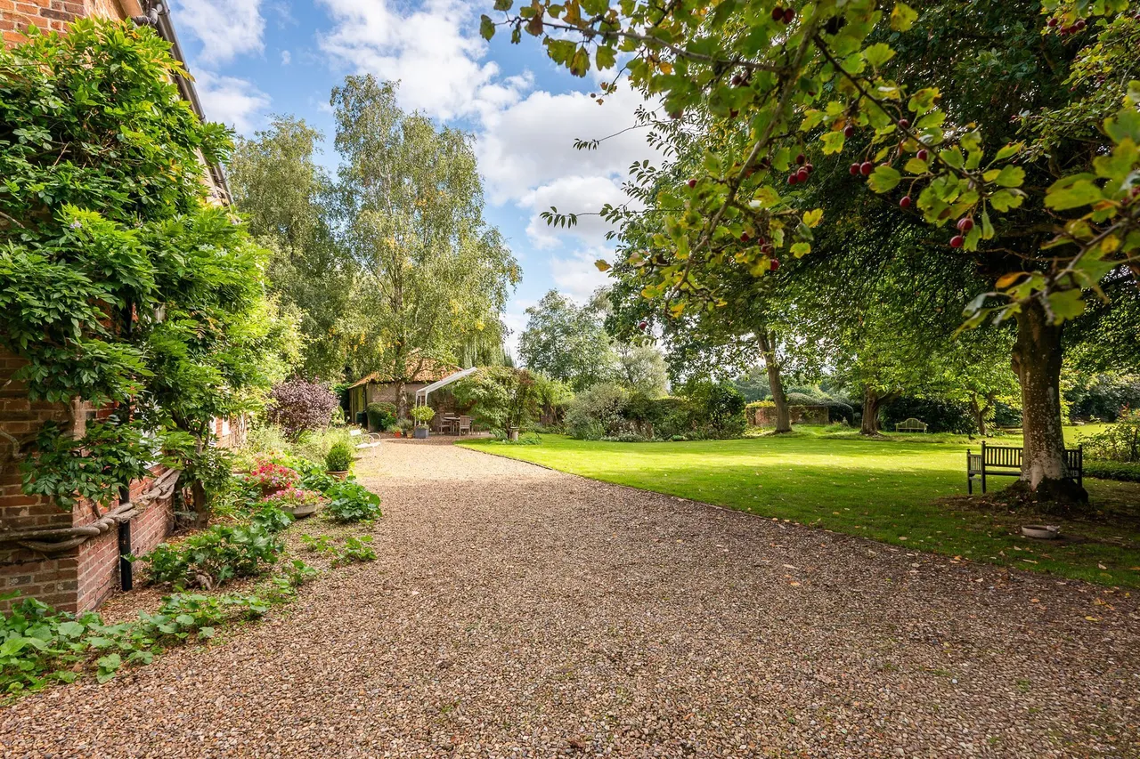 Period Home with a 1.2-Acre Plot, photo 23