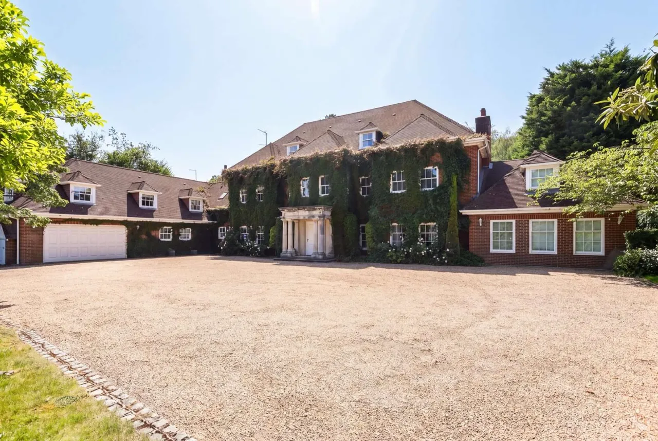 7 bed house for sale — Queens Drive, Oxshott, Leatherhead, Surrey, KT22 0PB