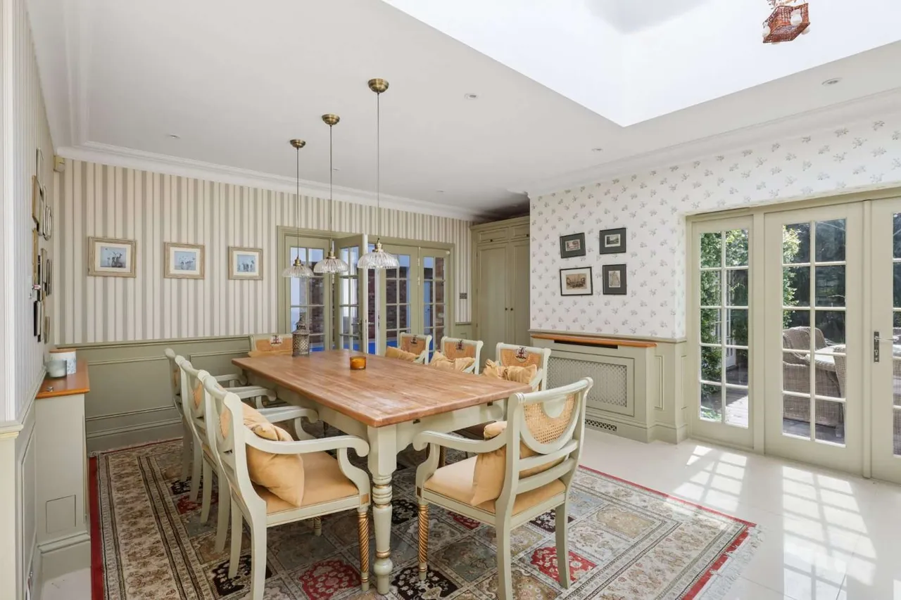 Queens Drive, Oxshott, Leatherhead, Surrey, KT22 0PB, photo 3