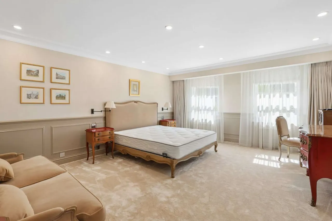 Queens Drive, Oxshott, Leatherhead, Surrey, KT22 0PB, photo 7