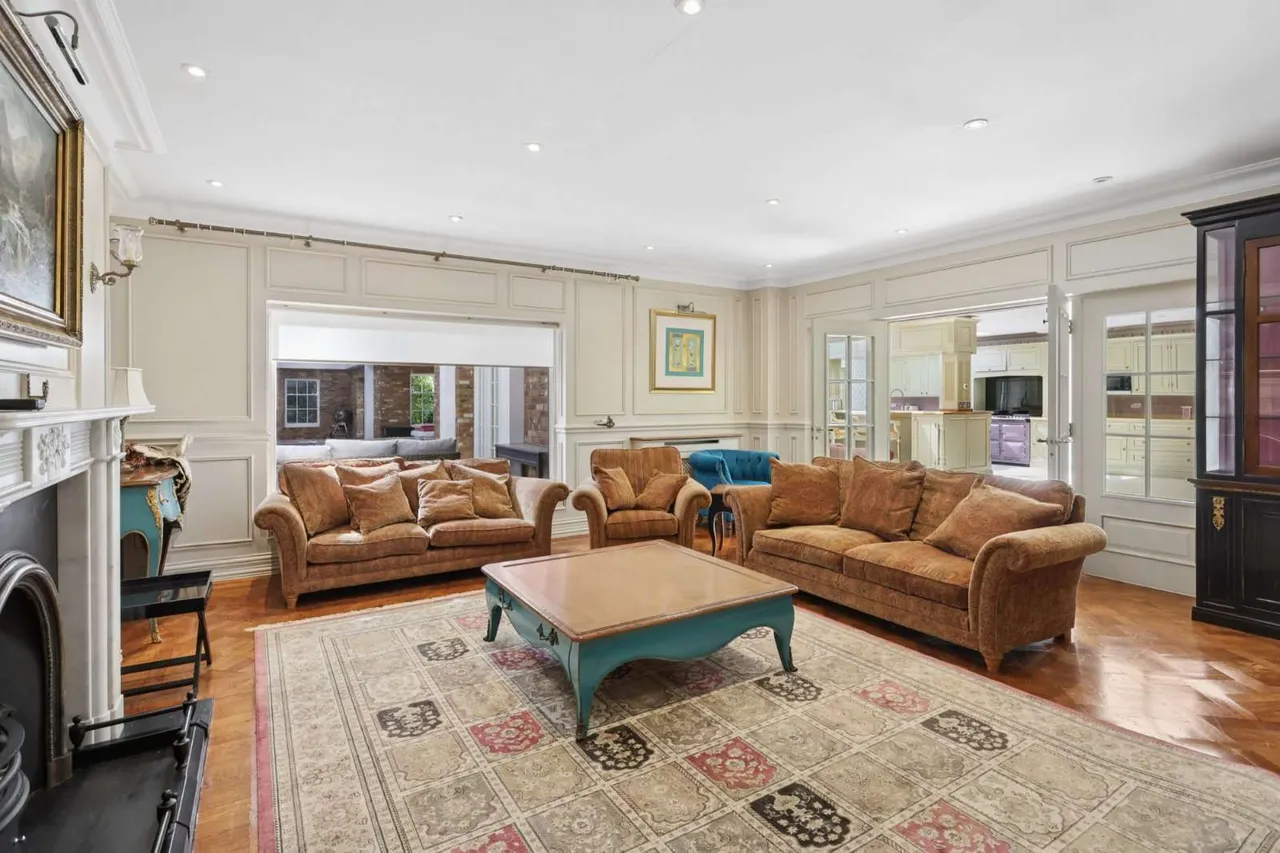 Queens Drive, Oxshott, Leatherhead, Surrey, KT22 0PB, photo 4