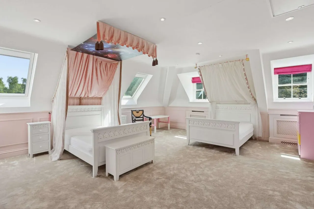 Queens Drive, Oxshott, Leatherhead, Surrey, KT22 0PB, photo 10