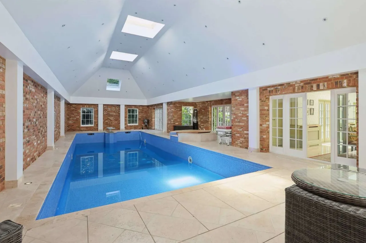 Queens Drive, Oxshott, Leatherhead, Surrey, KT22 0PB, photo 5