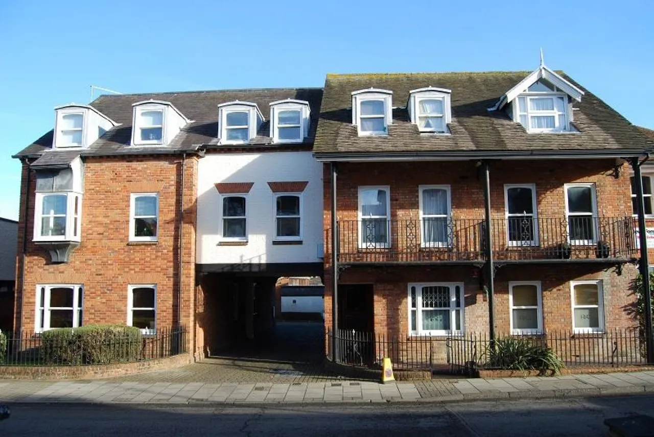 1 bed flat for sale — Gosport Street, Lymington, SO41 9BE