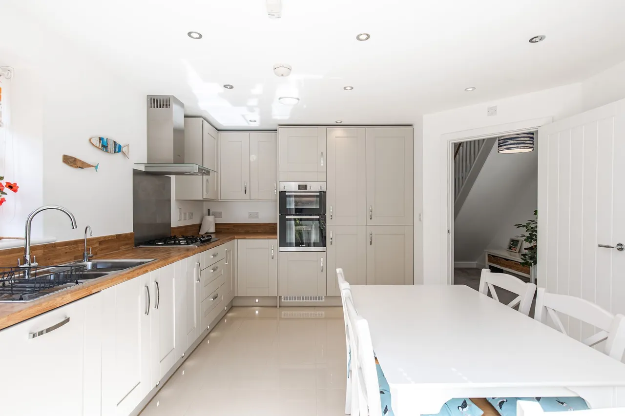 Detached Home in Holt Offered with No, photo 2