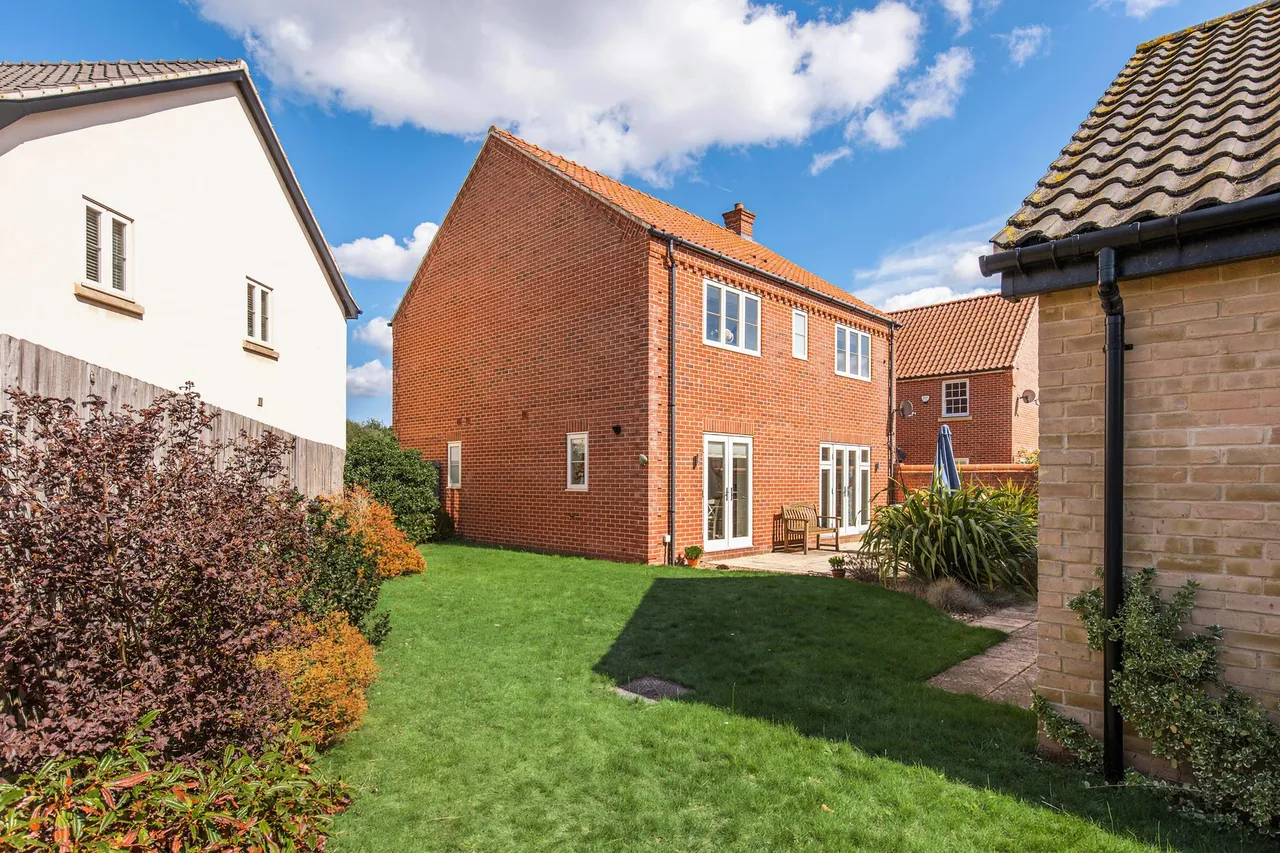 Detached Home in Holt Offered with No, photo 4