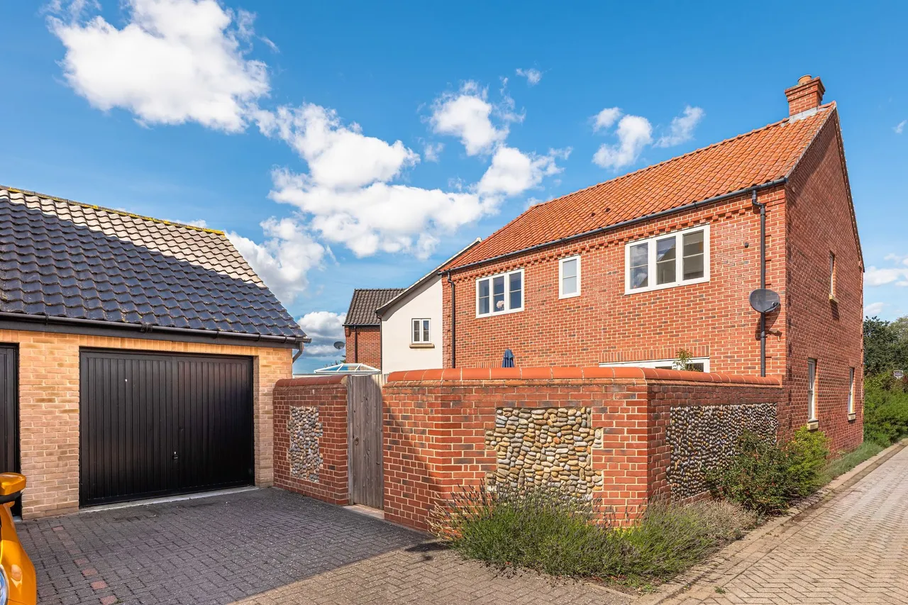 Detached Home in Holt Offered with No, photo 14