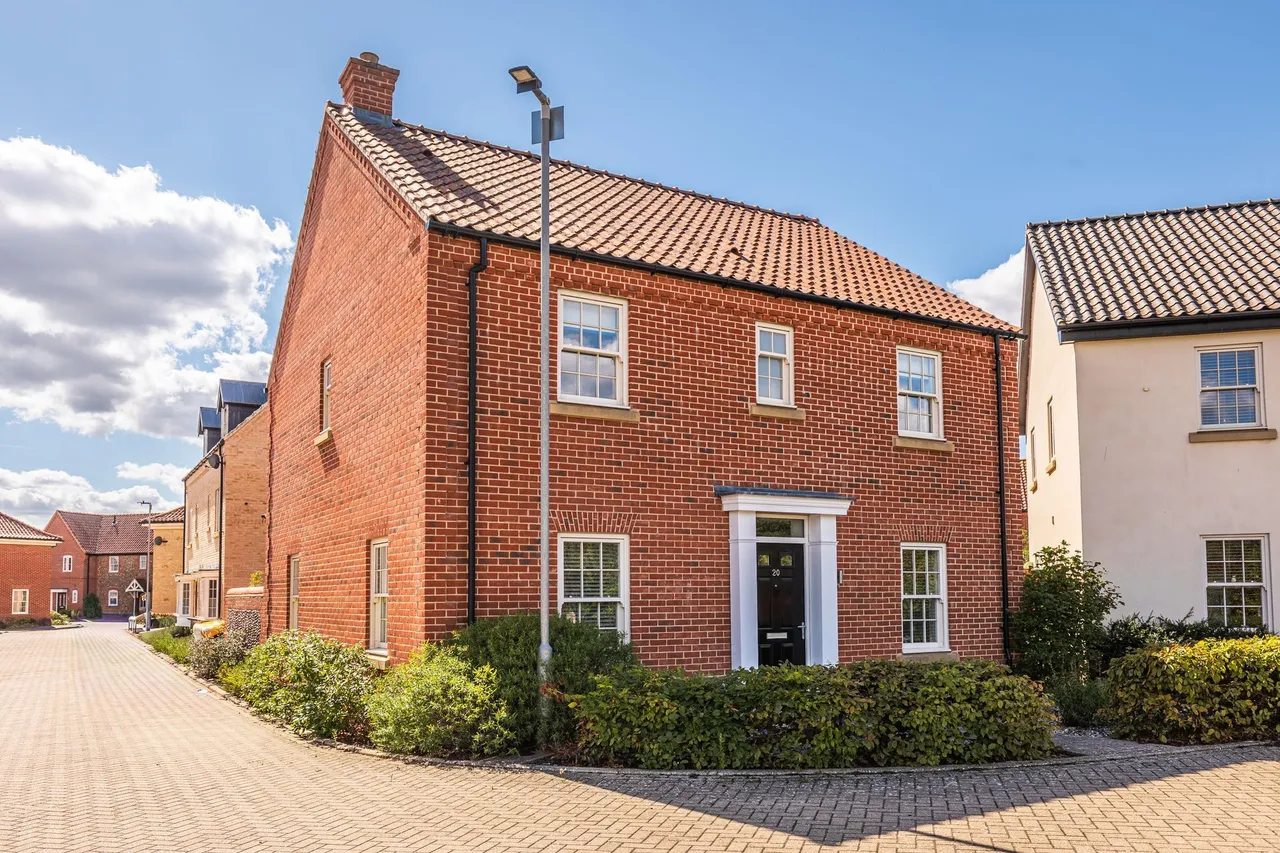 Detached Home in Holt Offered with No, photo 15
