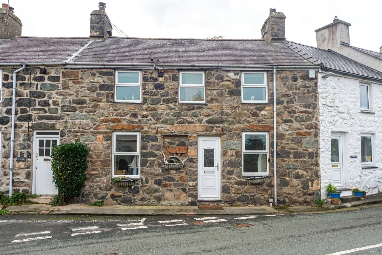 3 bed house for sale, Clynnogfawr, Caernarfon, LL54