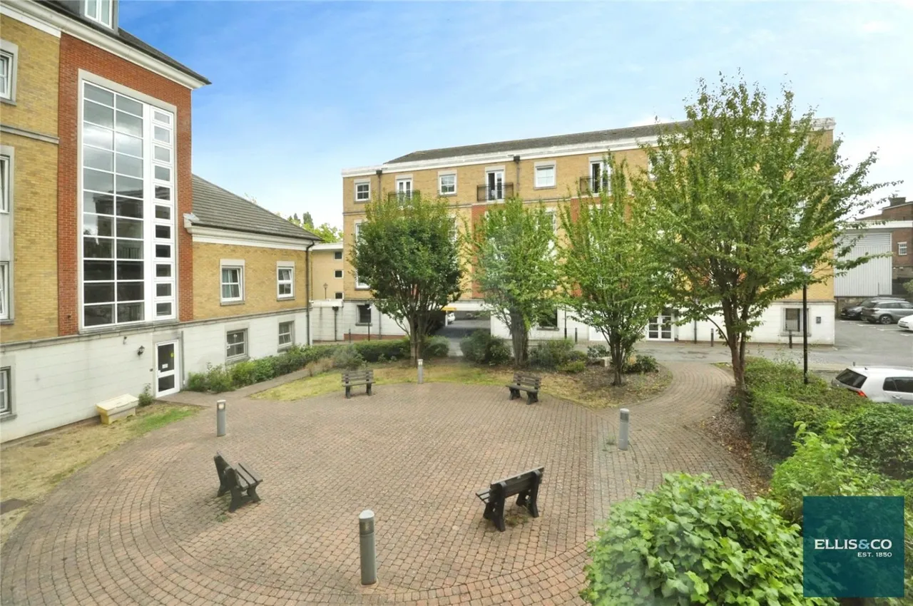 High Road, North Finchley, N12, photo 9