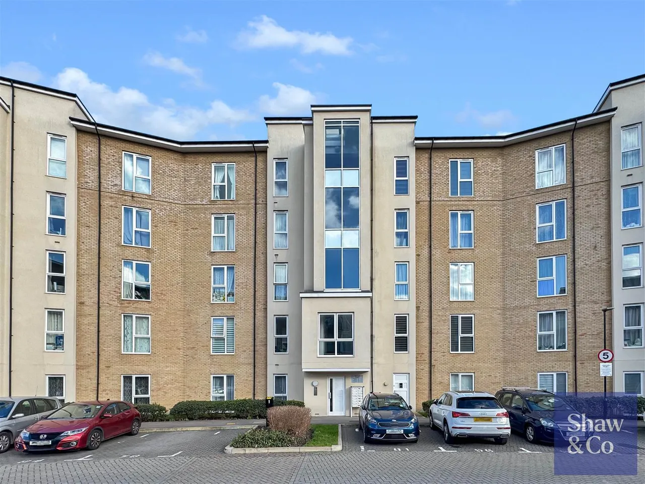 2 bed flat for sale, Hunting Place, Heston