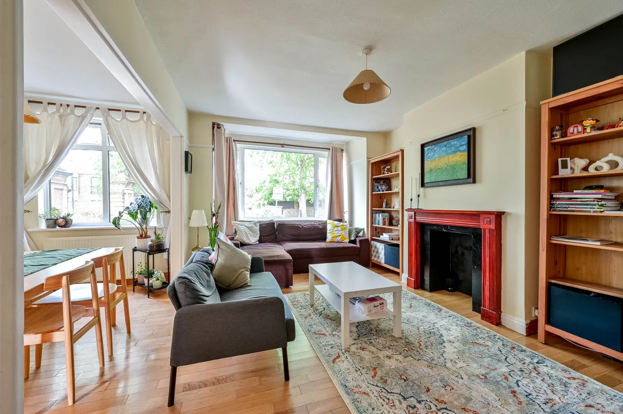 2 bed flat to rent — 26 Lake Close, London