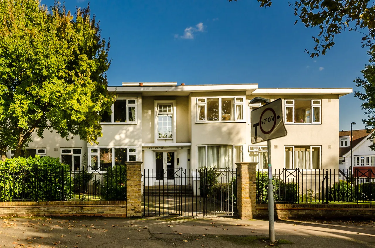 26 Lake Close, London, photo 2