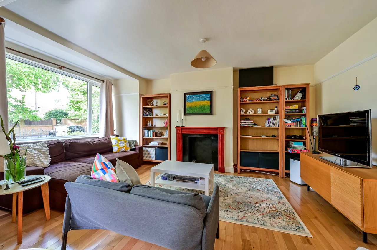26 Lake Close, London, photo 9