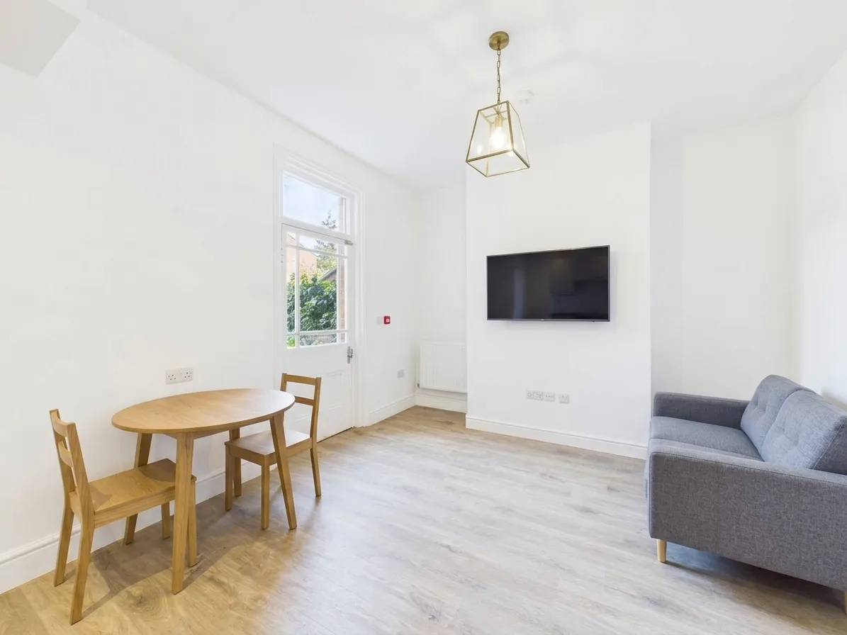 Room 3, 8 St. Michaels Square, Gloucester, GL1 1HX, photo 5