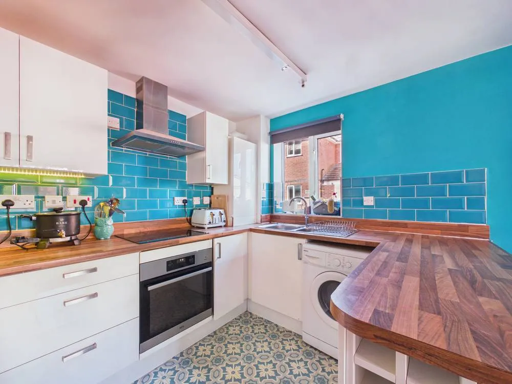 1 bed flat for sale — Flat 9, Stow Court Gloucester Road, Cheltenham, GL51 8ND