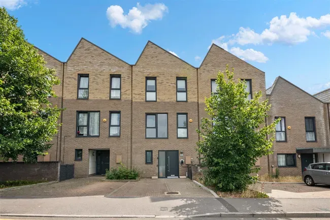 3 bed property for sale — Rayners Lane, Harrow
