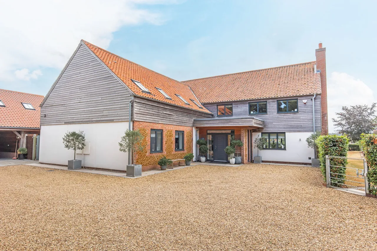 4 bed office for sale, Large Family Home with Incredible Fie
