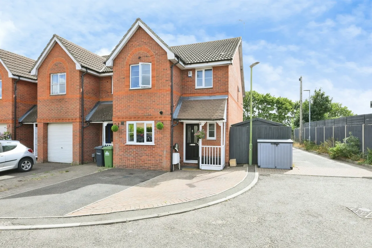 3 bed house for sale — Farm Lane, Hoddesdon