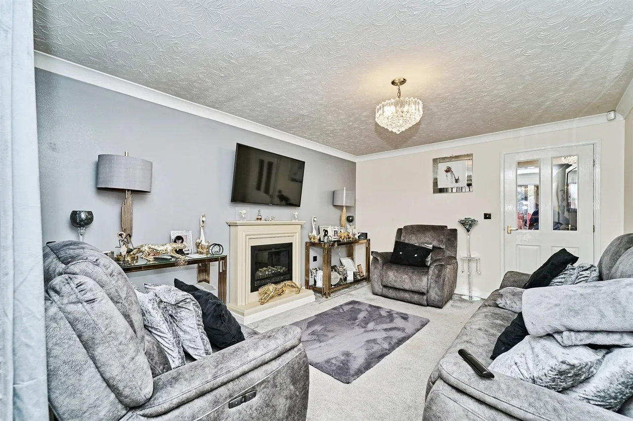 Edwin Phillips Drive, West Bromwich, photo 2