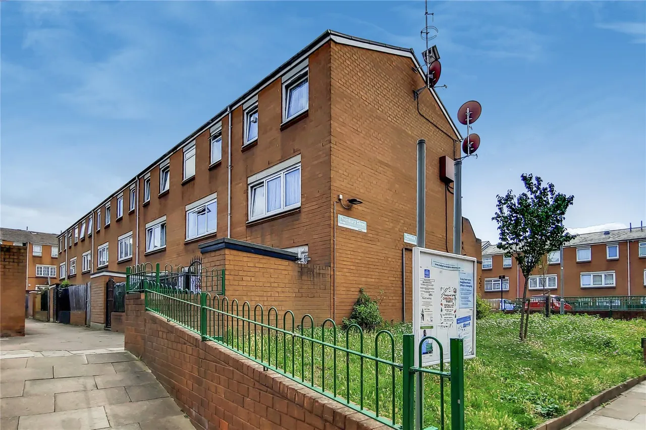 3 bed flat for sale, Thornbury Close, London, N16