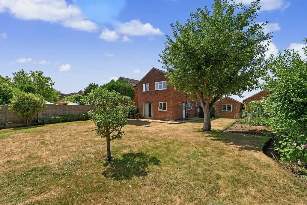 Chesterfield Crescent, Wing, Leighton Buzzard, Bedfordshire, LU7 0TW, photo 4