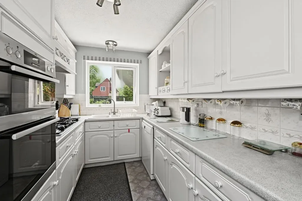 Chesterfield Crescent, Wing, Leighton Buzzard, Bedfordshire, LU7 0TW, photo 2