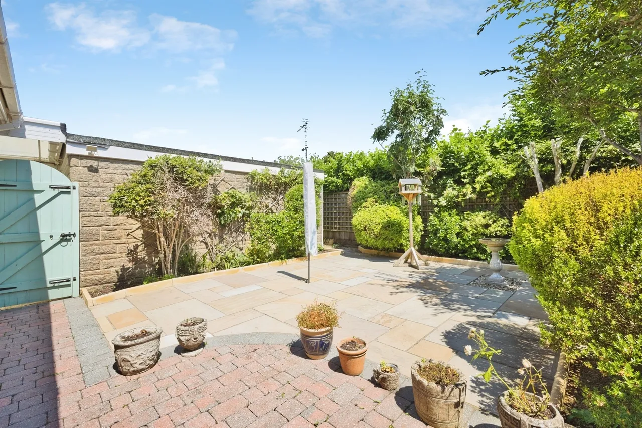 Laburnum Crescent, Crewkerne, photo 3