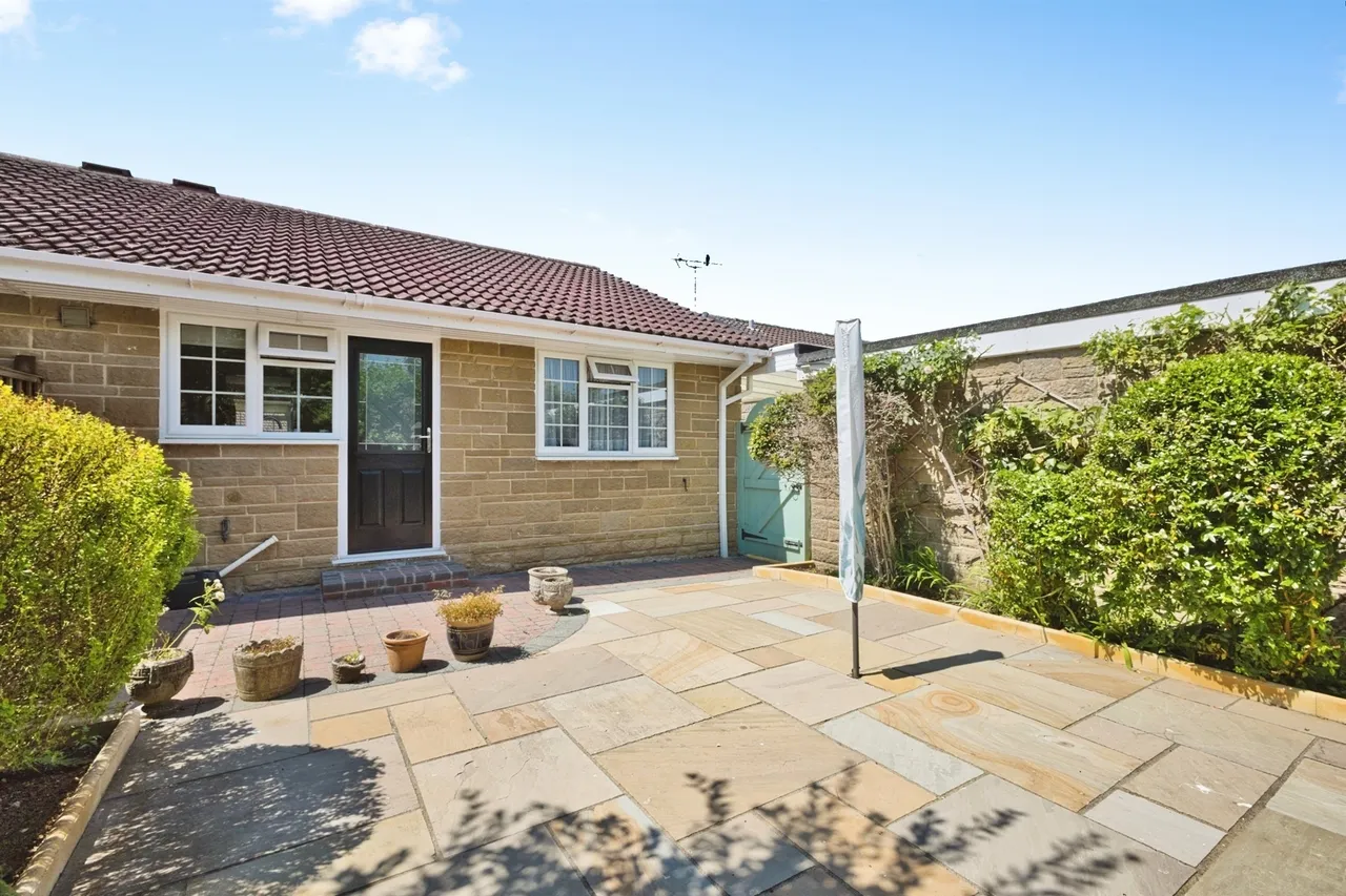 Laburnum Crescent, Crewkerne, photo 2