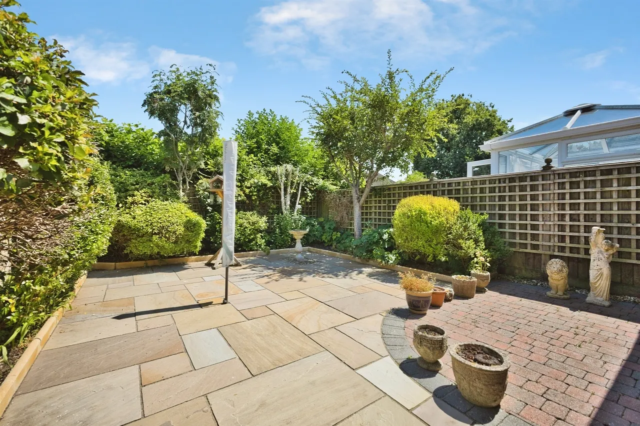 Laburnum Crescent, Crewkerne, photo 4