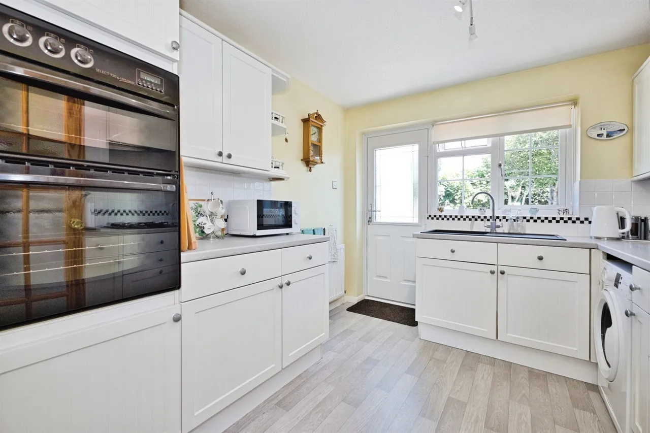 Laburnum Crescent, Crewkerne, photo 12
