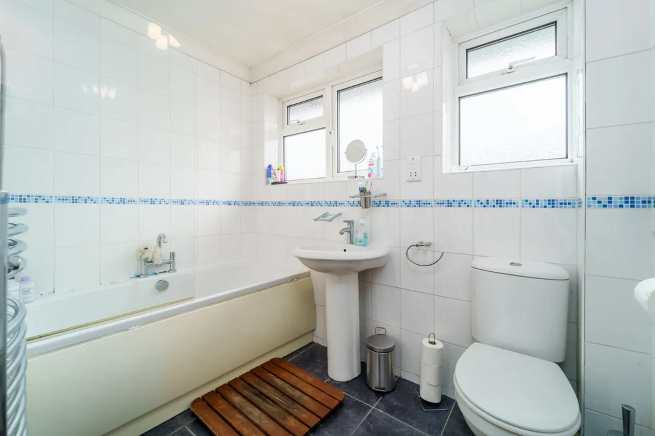 Benen-stock Road, Stanwell Moor, photo 8