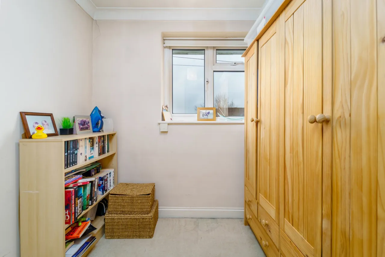 Benen-stock Road, Stanwell Moor, photo 10