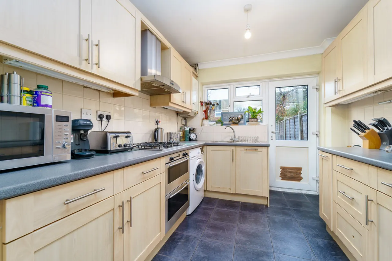 Benen-stock Road, Stanwell Moor, photo 5
