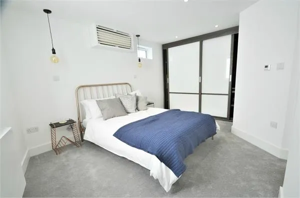 1 bed flat to rent, Clarence Court, The Broadway