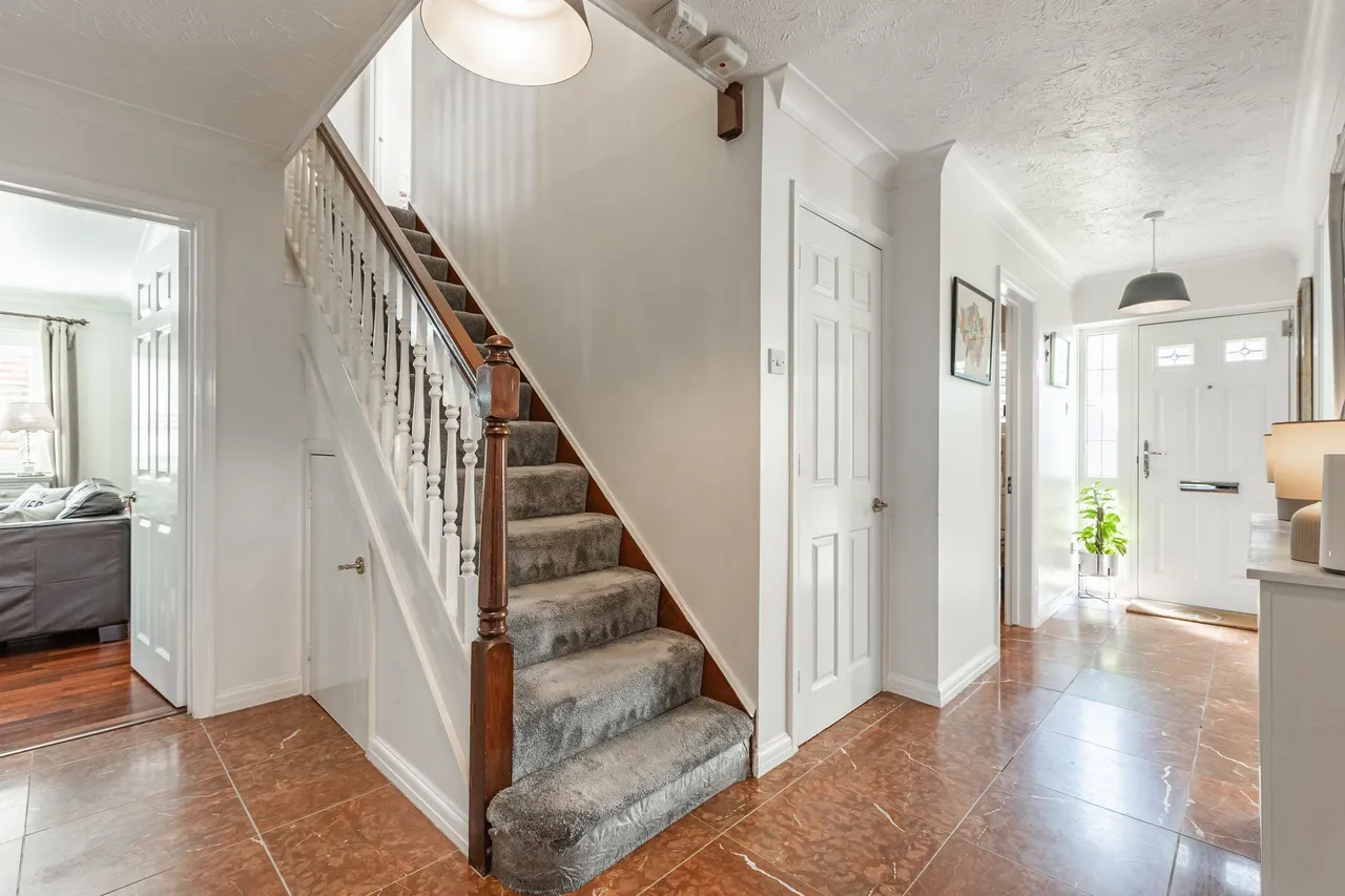 Substantial Detached Home in a Peacef, photo 9