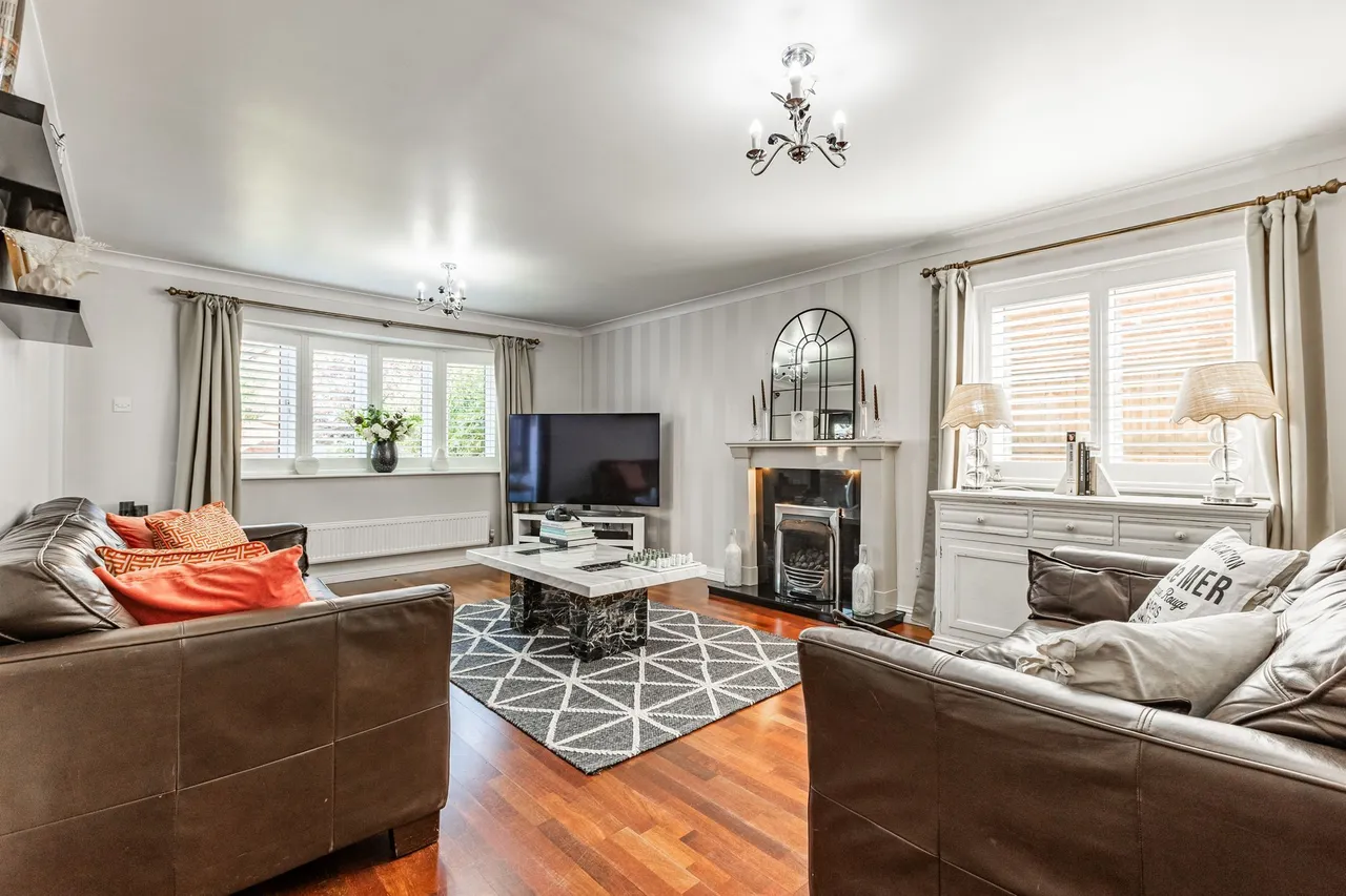 Substantial Detached Home in a Peacef, photo 3