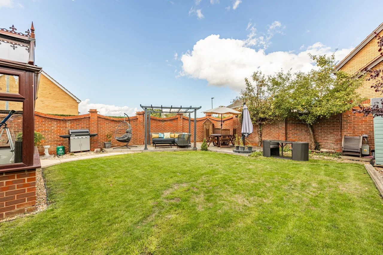 Substantial Detached Home in a Peacef, photo 17