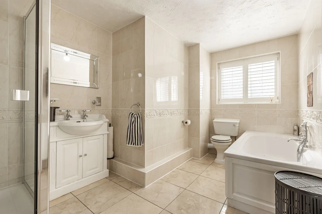 Substantial Detached Home in a Peacef, photo 13