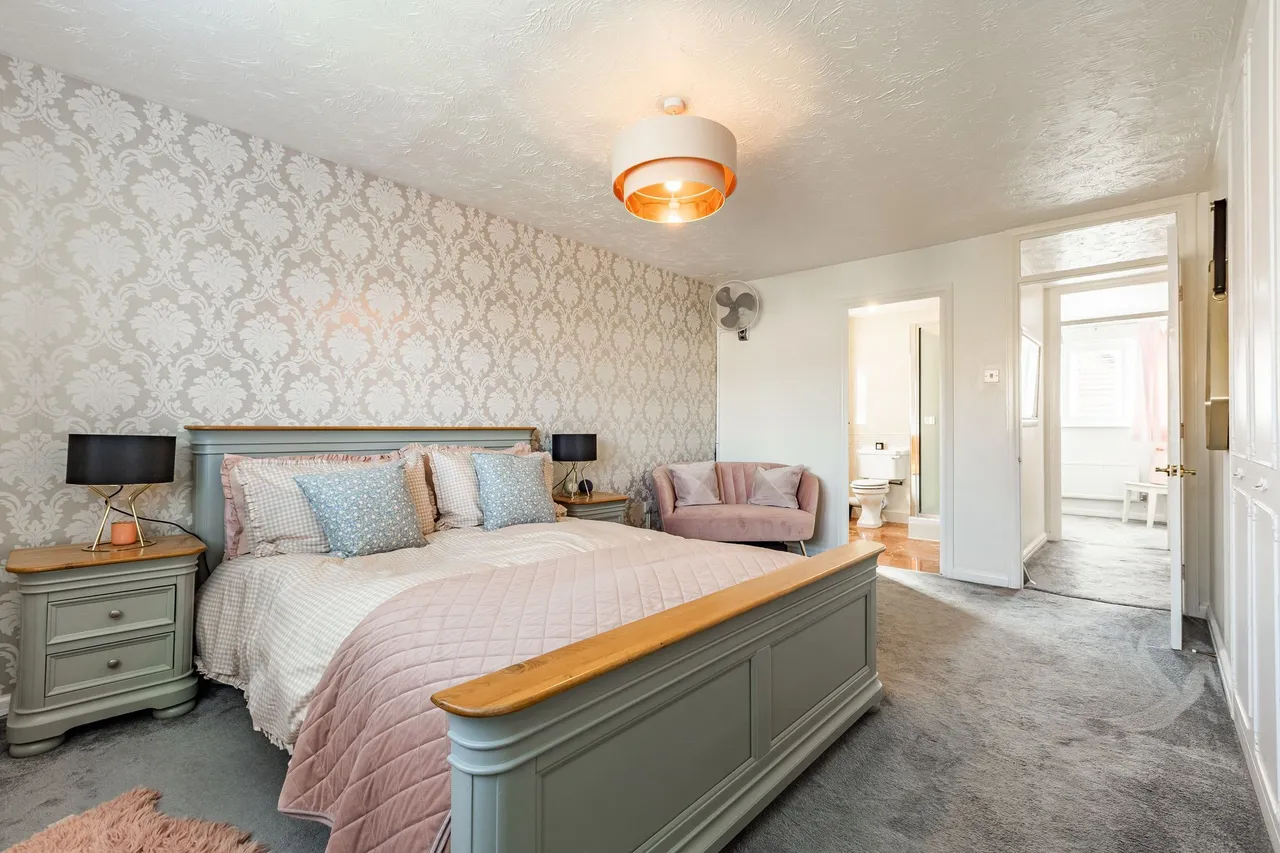 Substantial Detached Home in a Peacef, photo 10