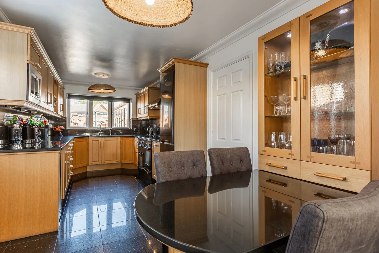 Substantial Detached Home in a Peacef, photo 7