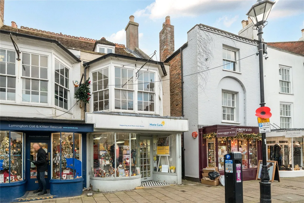 2 bed flat to rent — High Street, Lymington, Hampshire, SO41