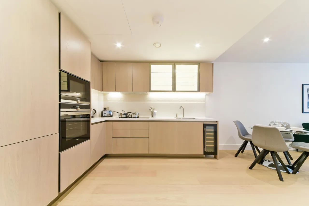 Prince of Wales Drive, London, SW11, photo 2